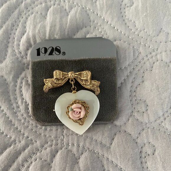 NWOT 1928 Brand Heart Pin - Picture 1 of 1